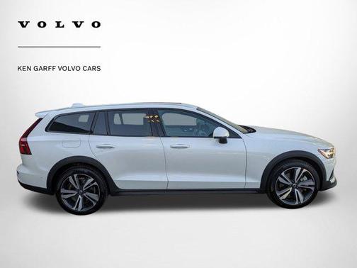 2024 Volvo V60 Cross Country B5 Plus
