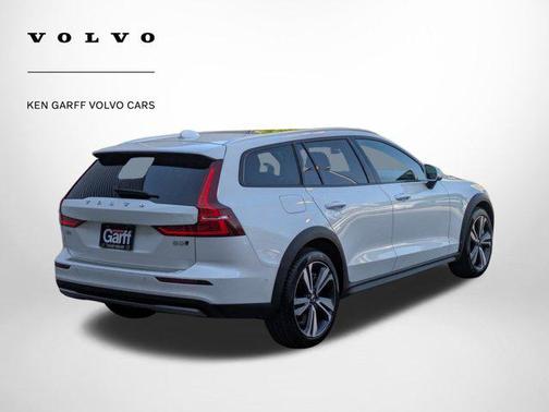 2024 Volvo V60 Cross Country B5 Plus