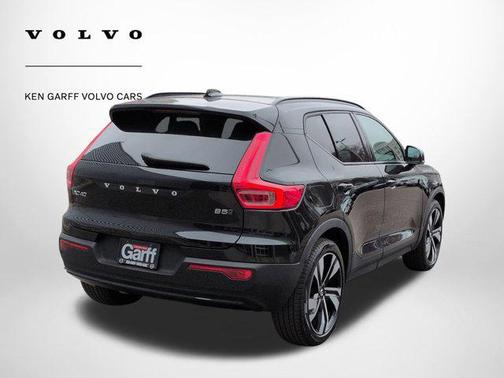 2023 Volvo XC40 B5 Ultimate Dark Theme