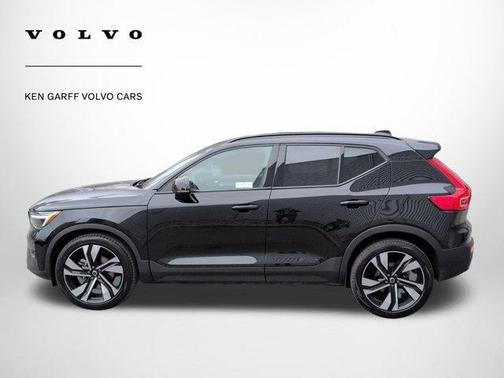 2023 Volvo XC40 B5 Ultimate Dark Theme