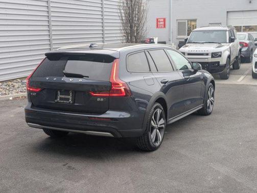 2025 Volvo V60 Cross Country Plus, B5 AWD Gas (mild hybrid)
