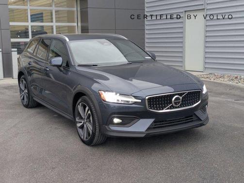 2025 Volvo V60 Cross Country Plus, B5 AWD Gas (mild hybrid)