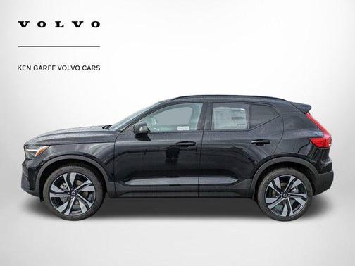 2025 Volvo XC40 B5 Plus Dark Theme