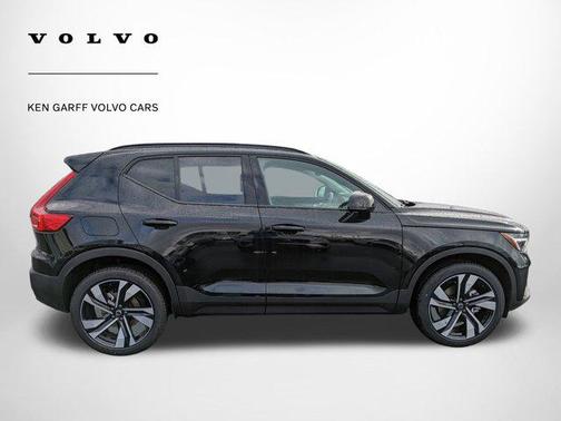 2025 Volvo XC40 B5 Plus Dark Theme