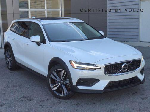 2025 Volvo V60 Cross Country Plus, B5 AWD Gas (mild hybrid)