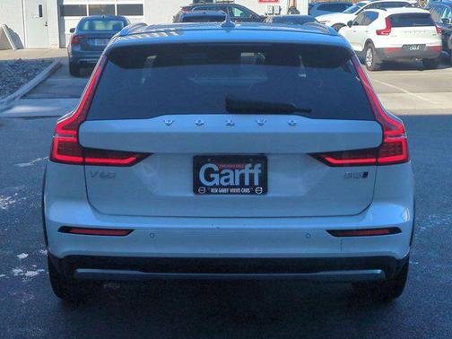 2025 Volvo V60 Cross Country Plus, B5 AWD Gas (mild hybrid)