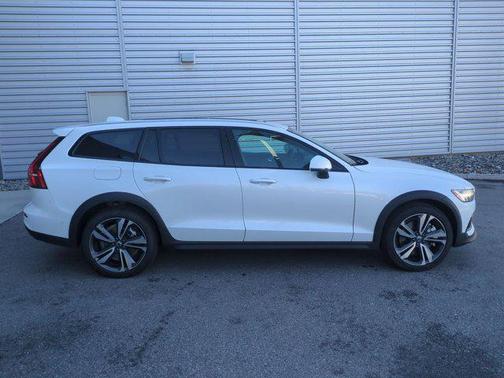 2025 Volvo V60 Cross Country Plus, B5 AWD Gas (mild hybrid)