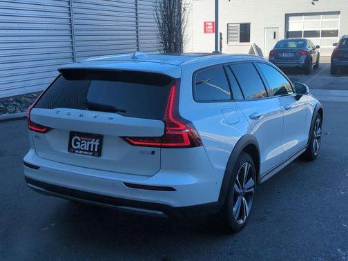 2025 Volvo V60 Cross Country Plus, B5 AWD Gas (mild hybrid)
