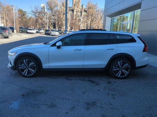 2025 Volvo V60 Cross Country Plus, B5 AWD Gas (mild hybrid)