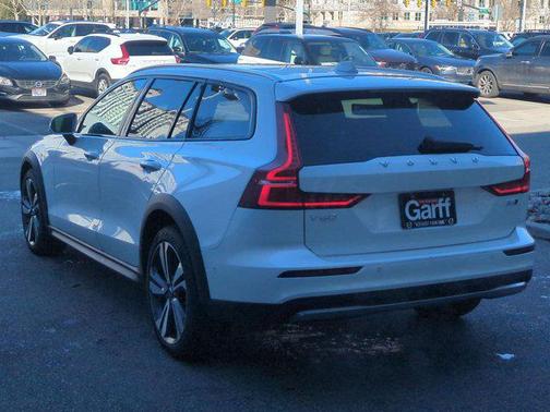 2025 Volvo V60 Cross Country Plus, B5 AWD Gas (mild hybrid)