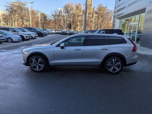 2025 Volvo V60 Cross Country Plus, B5 AWD Gas (mild hybrid)