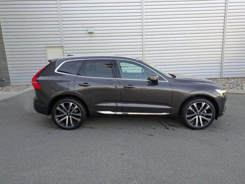 2023 Volvo XC60 B5 Ultimate Bright Theme