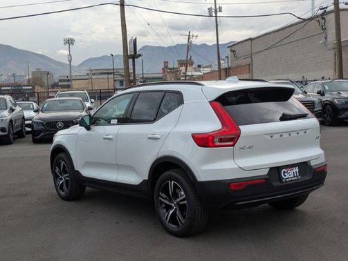 2026 Volvo XC40 B5 Core