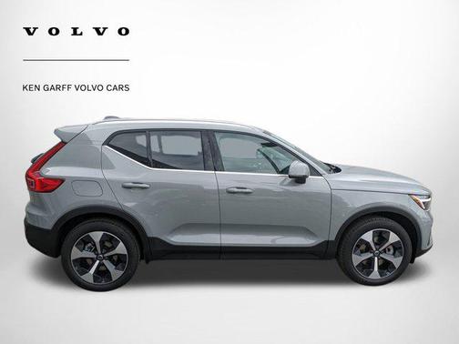 2025 Volvo XC40 B5 Core Bright Theme