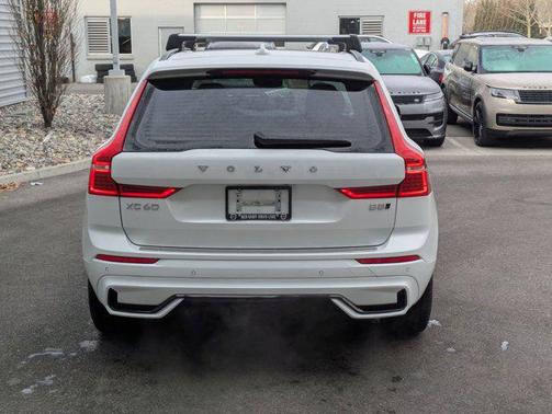 2024 Volvo XC60 B5 Core Dark Theme