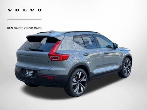 2025 Volvo XC40 B5 Plus Dark Theme