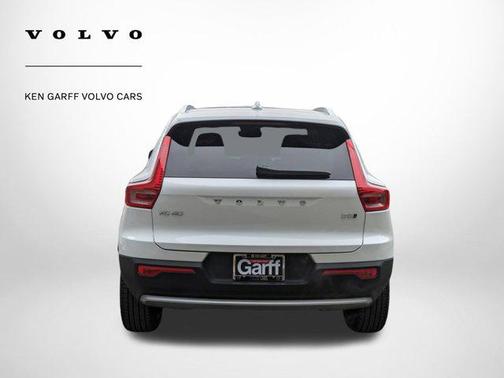 2025 Volvo XC40 B5 Ultra Bright Theme