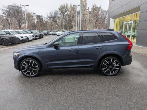 2024 Volvo XC60 Recharge Plug-In Hybrid T8 Ultimate Dark Theme
