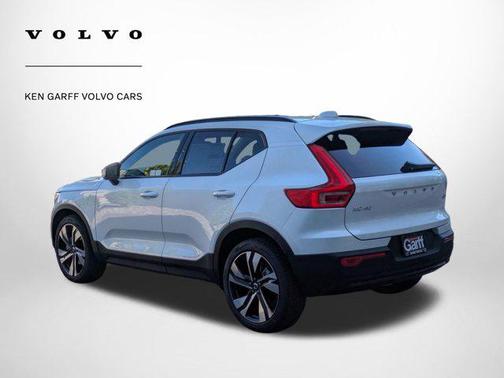2025 Volvo XC40 B5 Plus Dark Theme