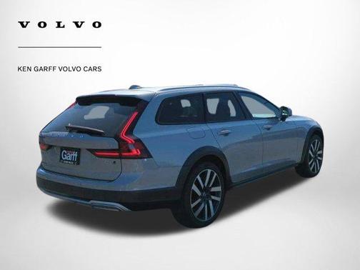 2025 Volvo V90 Cross Country Ultra, B6 AWD Gas (mild hybrid)