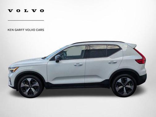 2023 Volvo XC40 B5 Ultimate Dark Theme