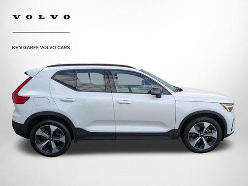 2023 Volvo XC40 B5 Ultimate Dark Theme
