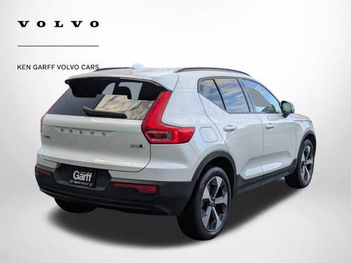 2023 Volvo XC40 B5 Ultimate Dark Theme