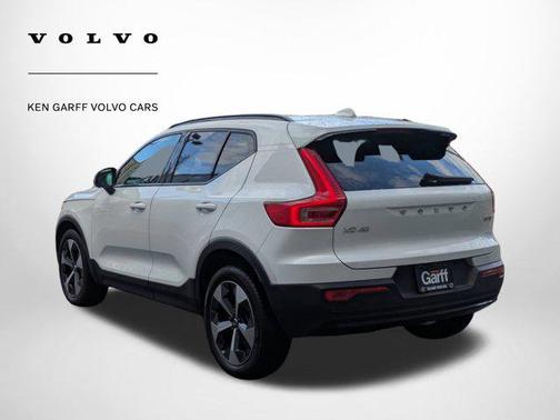 2023 Volvo XC40 B5 Ultimate Dark Theme
