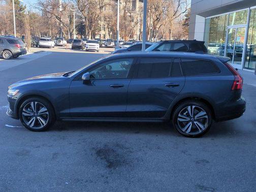 2025 Volvo V60 Cross Country Plus, B5 AWD Gas (mild hybrid)