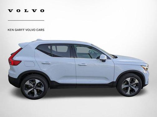 2025 Volvo XC40 B5 Plus Bright Theme