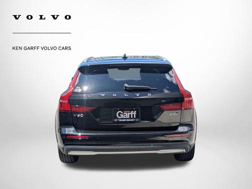2025 Volvo V60 Cross Country Plus, B5 AWD Gas (mild hybrid)
