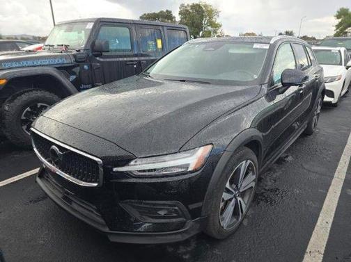 2025 Volvo V60 Cross Country Plus, B5 AWD Gas (mild hybrid)