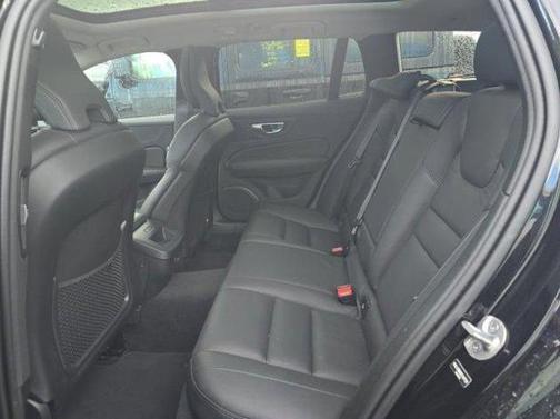 2025 Volvo V60 Cross Country Plus, B5 AWD Gas (mild hybrid)