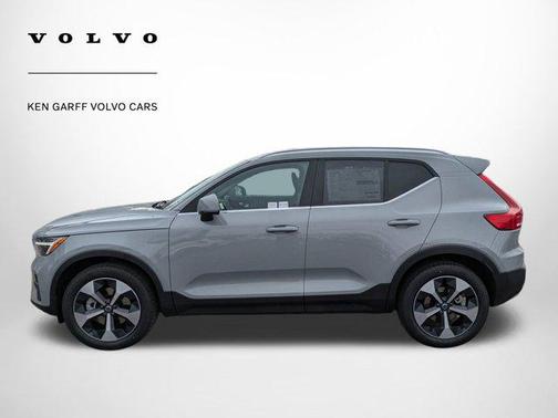 2025 Volvo XC40 B5 Core Bright Theme