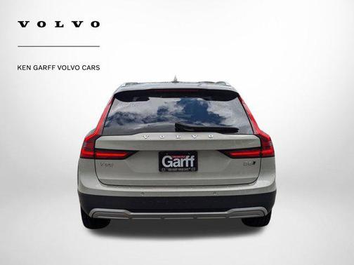 2022 Volvo V90 Cross Country B6
