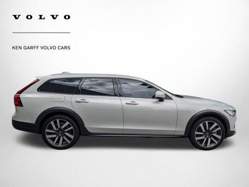 2022 Volvo V90 Cross Country B6