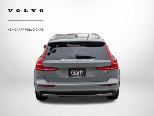 2025 Volvo V60 Cross Country B5 Plus