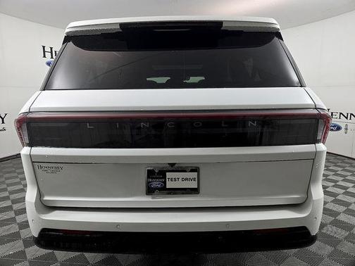 Pristine White Metallic Tri-Coat 2026 Lincoln Navigator Reserve