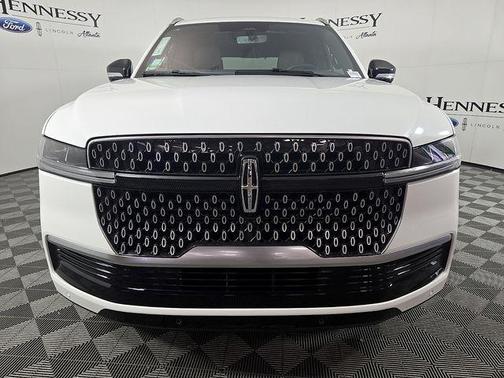 Pristine White Metallic Tri-Coat 2026 Lincoln Navigator Reserve