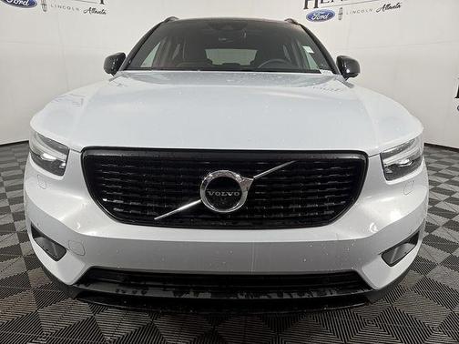 Glacier Silver Metallic 2022 Volvo XC40 T4 R-Design