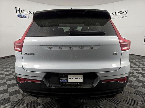 Glacier Silver Metallic 2022 Volvo XC40 T4 R-Design