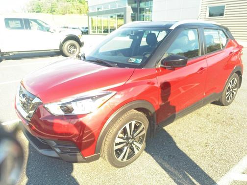 Cayenne Red / Super Black 2019 Nissan Kicks SV