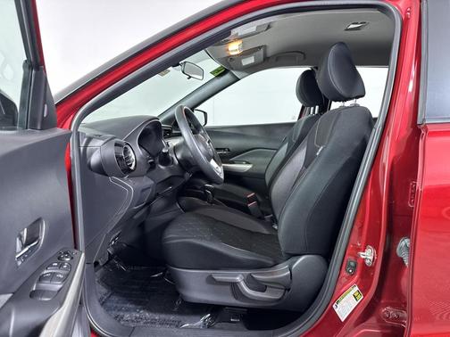 Cayenne Red / Super Black 2019 Nissan Kicks SV