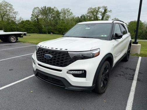 White 2023 Ford Explorer ST-Line