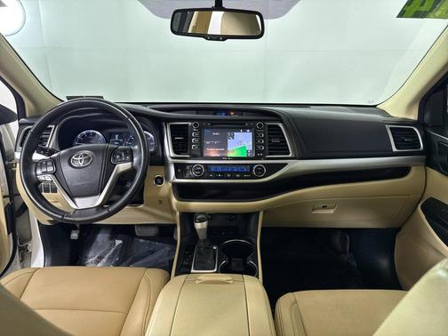 White 2014 Toyota Highlander XLE