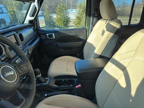 2023 Jeep Gladiator Sport