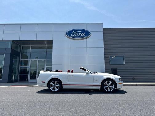 White 2006 Ford Mustang GT Premium