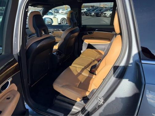 2016 Volvo XC90 T6 Momentum