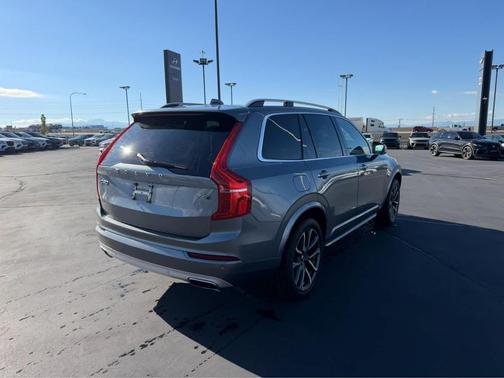 2016 Volvo XC90 T6 Momentum