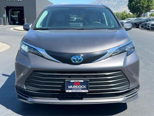 2024 Toyota Sienna LE